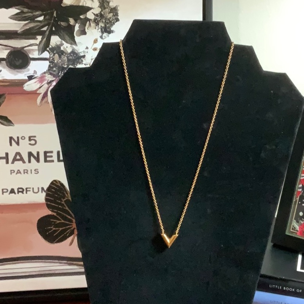Louis Vuitton Essential V Gold Metal Necklace Jewelry Authentic EUC